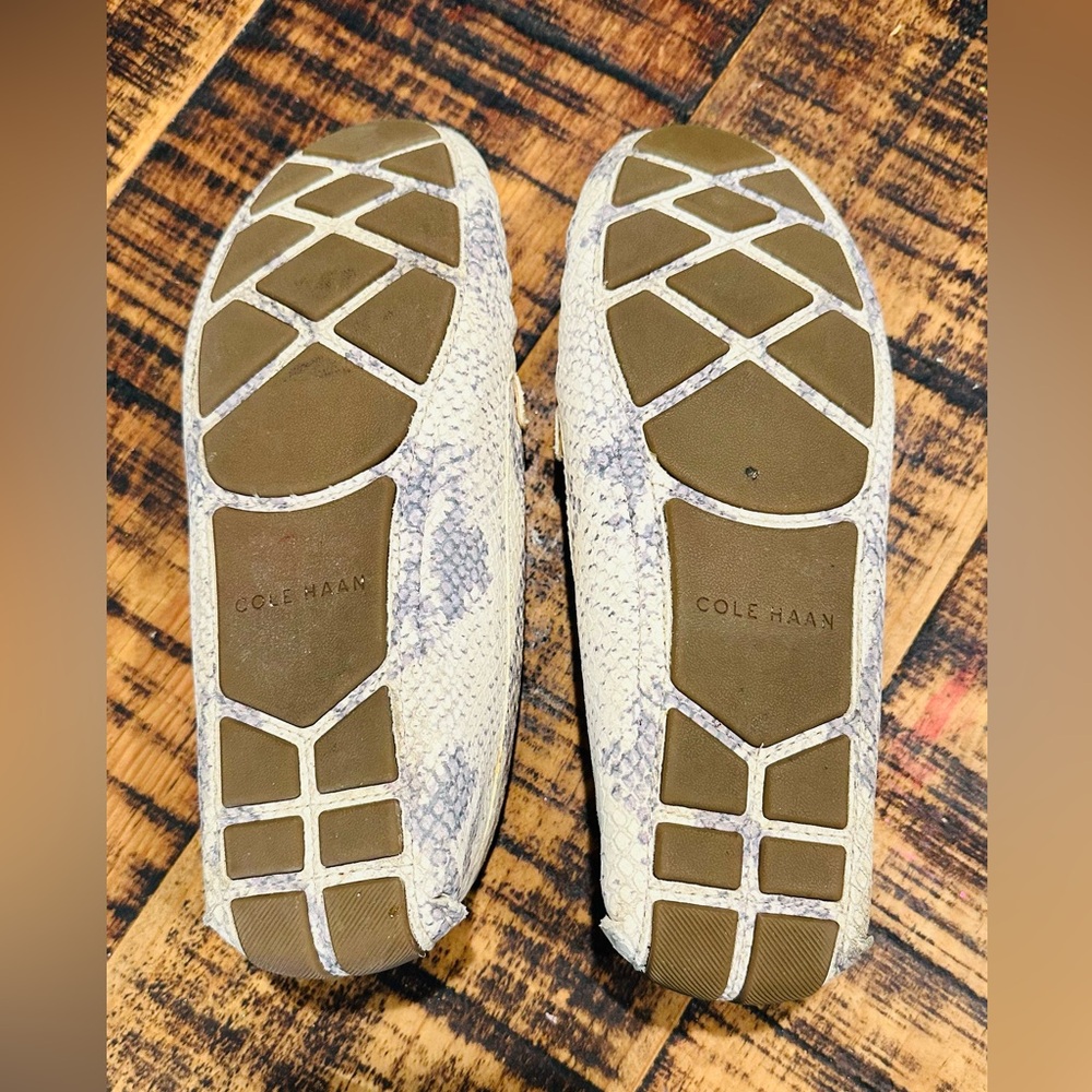 COLE HAAN Evelyn Leather Driver Loafers GREY AND WHITE SNAKE PRINT SIZE 7 - Picture 8 of 9